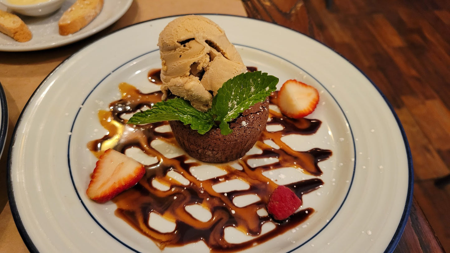 Triangolo Al Cioccolato Con Gelato Nocciola