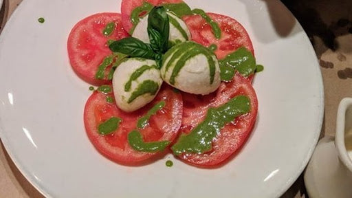 Caprese Con Burrata, Pomodoro E Salsa Al Basilico