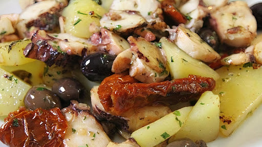 Insalata Tiepida Di Polipo Con Patate, Olive Nere E Capperi