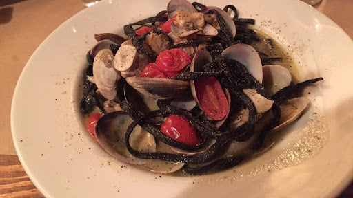 Tagliolini Al Nero Di Seppia Alle Vongole E Pomodorini Ciliegia